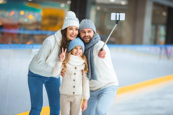 Retrato Familia Sonriente Tomando Selfie Teléfono Inteligente Pista Patinaje — Foto de stock gratis