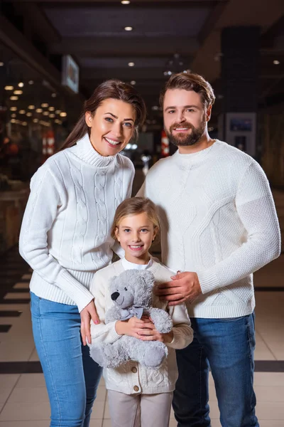 Portret Van Gelukkige Ouders Dochter Met Teddybeer Camera Kijken — Stockfoto