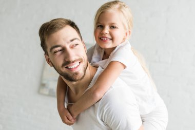 mutlu baba ve sevimli küçük kızını sarılma ve evde eğlenmek 