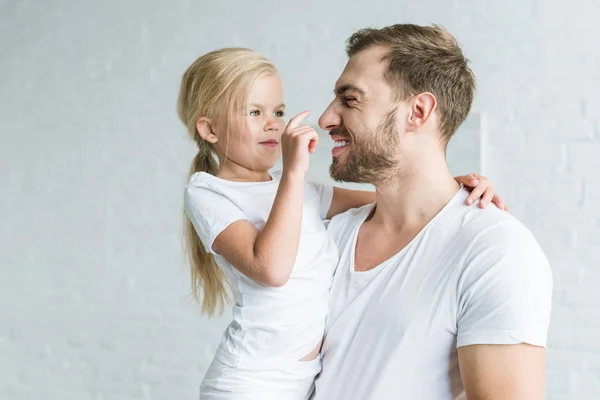 Gelukkig Vader Schattig Dochtertje Knuffelen Glimlachen Elkaar Thuis — Stockfoto