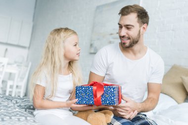 mutlu baba ve hediye kutusu tutarak ve her diğer gülümseyen kız