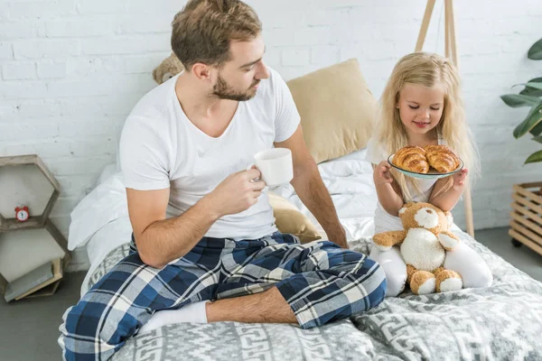 Father Holding Cup Coffee Looking Little Daughter Tasty Croissants Plate — Stock Photo, Image