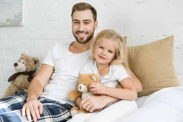 Happy Father Cute Little Daughter Teddy Bear Sitting Bed Smiling — Stock Photo, Image