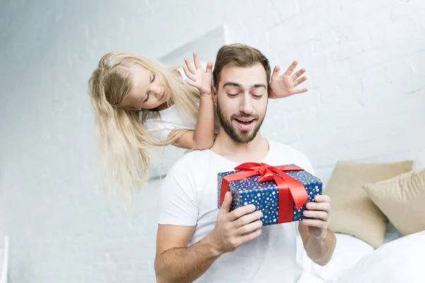 Entzückende Kleine Tochter Schaut Überraschten Vater Der Geschenkbox Hause Hält — Stockfoto