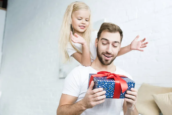 Glückliche Kleine Tochter Schaut Überraschten Vater Der Geschenkbox Hause Hält — kostenloses Stockfoto