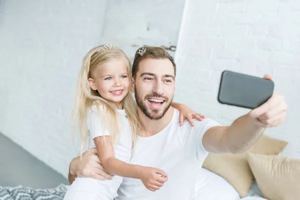 Feliz Padre Hija Tomando Selfie Con Smartphone Casa — Foto de Stock