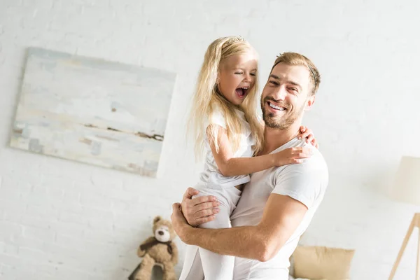 Boldog Apa Imádnivaló Kis Lánya Átölelve Otthon — Stock Fotó