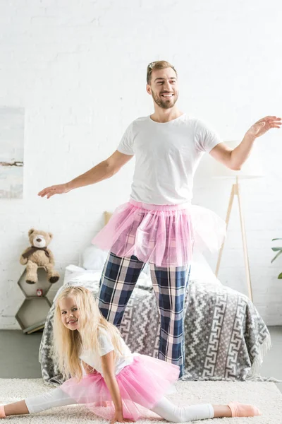 Feliz Padre Hija Rosa Tutú Faldas Divertirse Bailar Juntos Casa — Foto de Stock