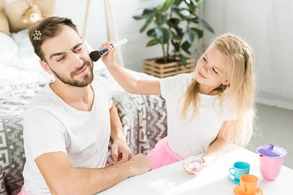 Sonriente Hijita Aplicando Maquillaje Padre Barbudo Casa — Foto de Stock