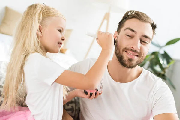 Linda Hijita Aplicando Maquillaje Feliz Padre Barbudo Casa — Foto de stock gratis