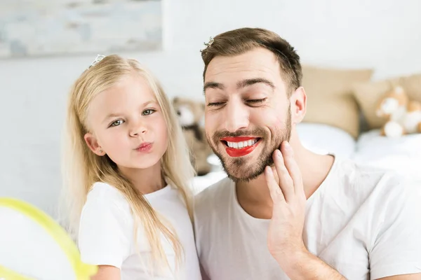 Adorable Hijita Feliz Padre Barbudo Con Lápiz Labial Rojo Divirtiéndose — Foto de Stock