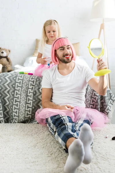 Adorable Hijita Jugando Con Feliz Padre Rosa Peluca Tutú Falda —  Fotos de Stock