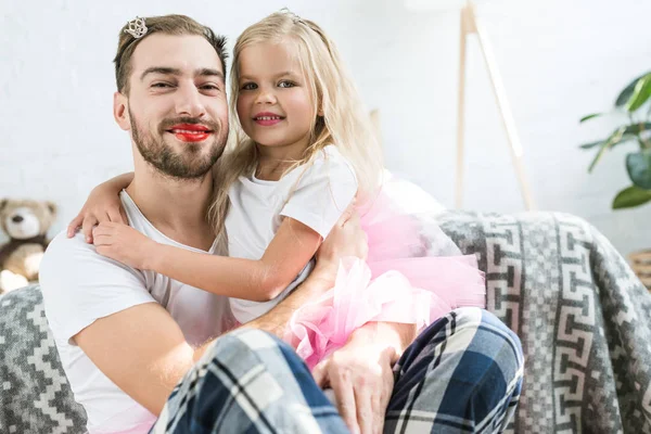 Adorable Hijita Rosa Tutú Falda Abrazando Feliz Padre Con Rojo — Foto de stock gratuita