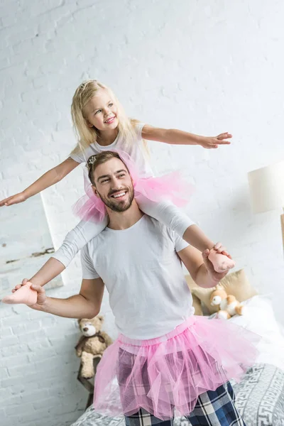 Boldog Apák Szállító Imádnivaló Kicsi Lánya Nyakán Rózsaszín Tutu Szoknya — ingyenes stock fotók