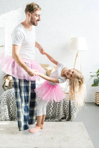 mutlu baba ve küçük kız elele ve evde dans pembe tutu etek