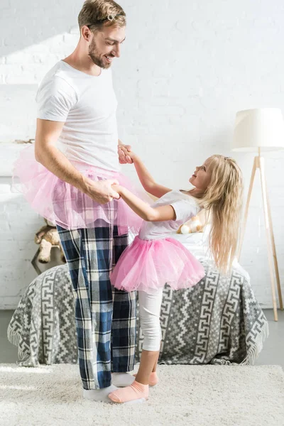 Vue Latérale Père Heureux Petite Fille Jupes Tutu Roses Tenant — Photo