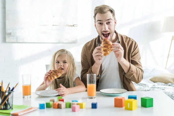 Far Och Dotter Äta Croissanter Och Tittar Kameran — Gratis stockfoto