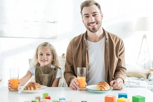 Feliz Padre Linda Hijita Sonriendo Cámara Mientras Desayunan Juntos —  Fotos de Stock