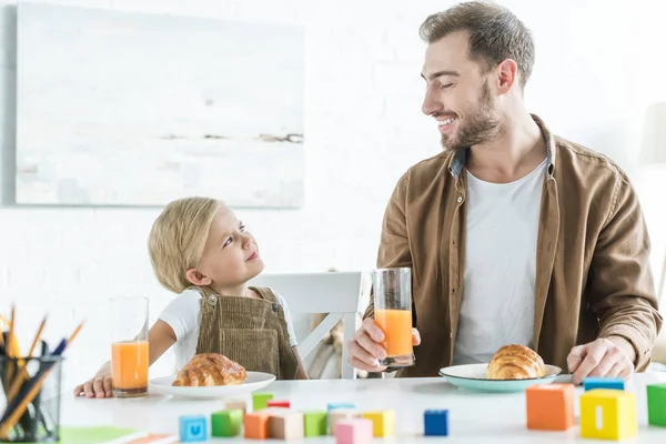 Szczęśliwy Ojciec Córka Uśmiechający Się Wzajemnie Sobą Jedząc Śniadanie — Zdjęcie stockowe