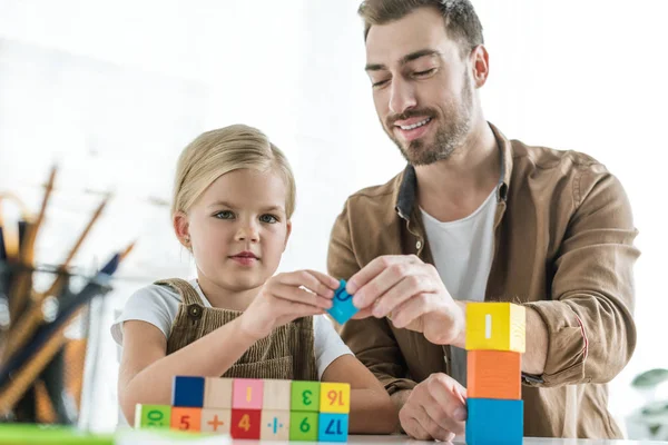 Mosolyogva Apa Aranyos Kis Lánya Tanulási Matematikai Színes Kockák Otthon — Stock Fotó