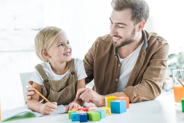 Boldog Apa Lánya Mosolyogva Egymást Miközben Tanulás Otthon Fakockák — Stock Fotó