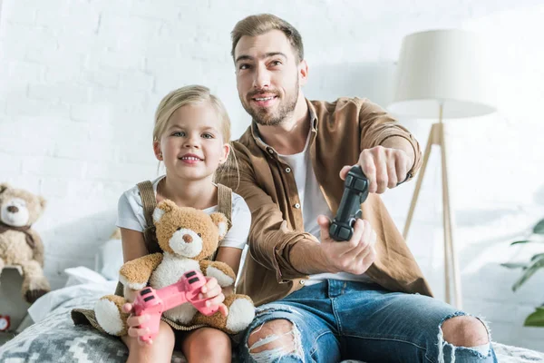 Vater Und Süße Kleine Tochter Spielen Hause Mit Joysticks — kostenloses Stockfoto