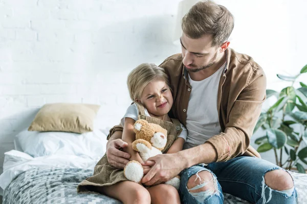 Father Looking Little Daughter Sitting Teddy Bear Bed — Stock Photo, Image