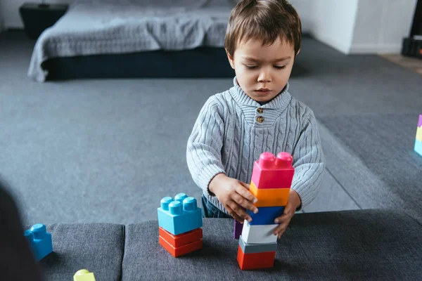 Niño Pequeño Enfocado Jugando Con Bloques Plástico Colores Casa — Foto de Stock