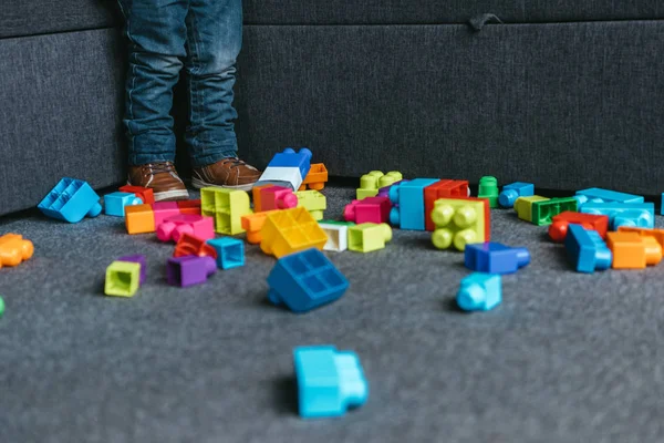 Imagem Cortada Menino Brincando Com Blocos Plástico Coloridos Casa — Fotografia de Stock