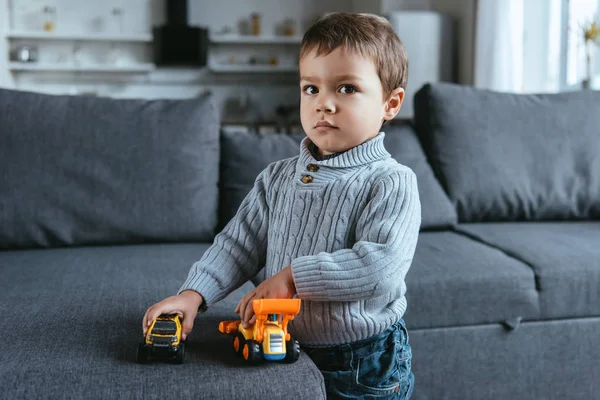 男孩玩玩具车在客厅在家里 — 免费的图库照片