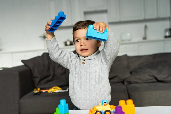 Fröhlicher Kleiner Junge Spielt Hause Mit Bunten Plastikklötzen — Stockfoto