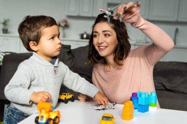 pozitif kadın oyuncak uçak küçük oğlu evde yakınındaki ile oynarken