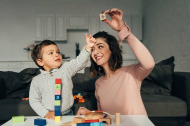 kule oyun evde çocuk ve annesi blok ahşap oynarken
