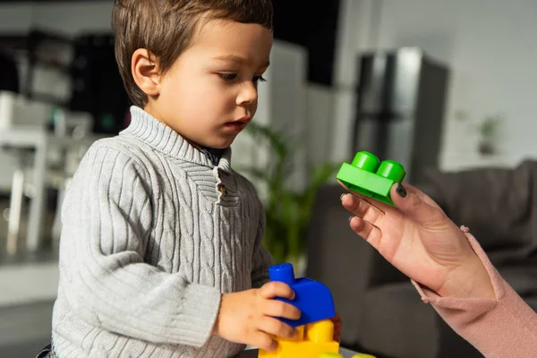 Ofullständig Bild Kvinna Spelar Plast Block Med Lille Son Hemma — Gratis stockfoto