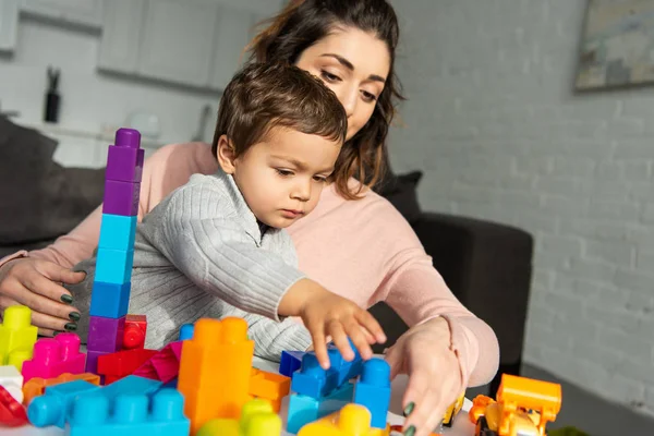 Маленький Мальчик Мать Играют Красочными Пластиковыми Блоками Дома — Бесплатное стоковое фото