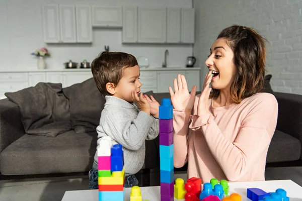 Mulher Alegre Fazendo Pat Cake Com Pequeno Filho Casa — Fotografia de Stock