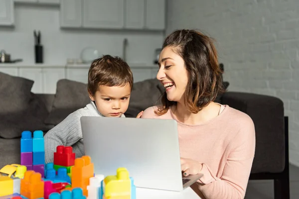 Niño Madre Que Ríe Usando Ordenador Portátil Mesa Sala Estar — Foto de stock gratis