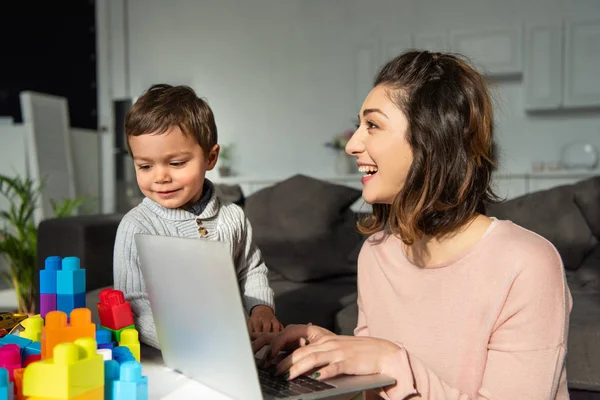 Tersenyum Anak Kecil Dan Ibunya Menggunakan Laptop Meja Ruang Tamu — Stok Foto