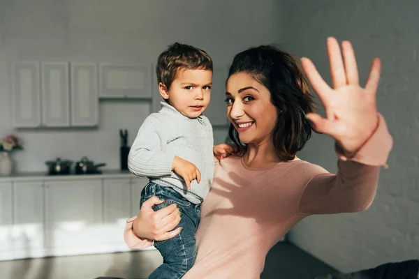 Donna Allegra Che Tiene Figlio Saluta Mano Casa — Foto Stock