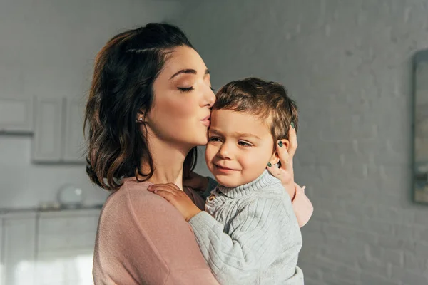 Mulher Com Olhos Fechados Beijando Segurando Pequeno Filho Mãos — Fotografia de Stock