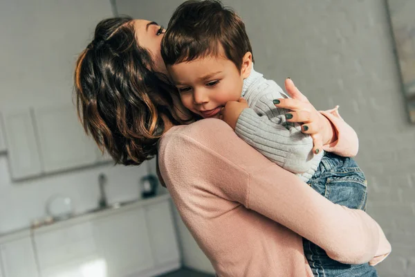 Vista Vicino Madre Che Tiene Adorabile Piccolo Figlio Sulle Mani — Foto Stock