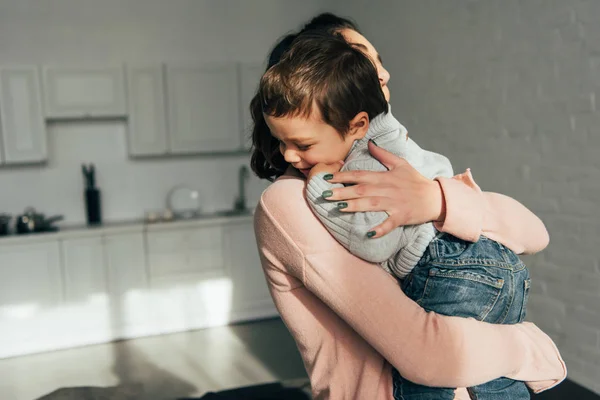 Enfoque Selectivo Madre Sosteniendo Adorable Pequeño Hijo Las Manos Casa — Foto de Stock