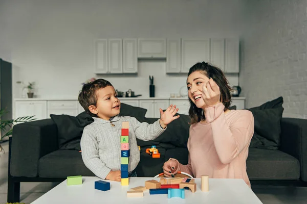 Sorrindo Menino Sua Mãe Jogando Blocos Madeira Torre Jogo Casa — Fotografia de Stock