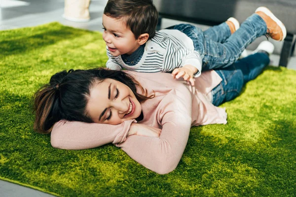 Glücklicher Junge Liegt Hause Wohnzimmer Auf Mutter — Stockfoto