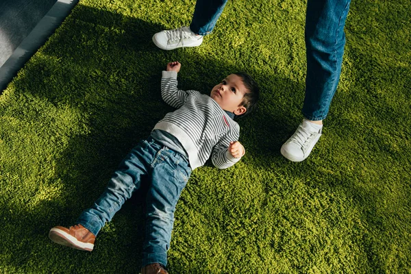 Imagen Recortada Madre Pie Sobre Pequeño Hijo Tendido Suelo Casa — Foto de stock gratuita