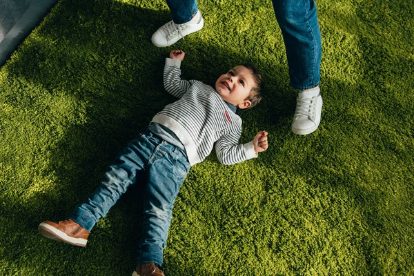 Teilansicht Einer Mutter Die Über Ihrem Kleinen Sohn Steht Der — kostenloses Stockfoto