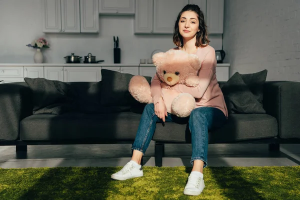 Mooie Vrouw Zittend Bank Met Roze Teddybeer Huiskamer — Gratis stockfoto