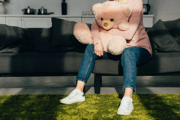 Gedeeltelijke Weergave Van Vrouw Zittend Bank Met Roze Teddybeer Huiskamer — Stockfoto