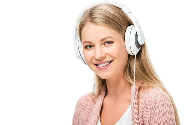 Mujer Sonriente Escuchando Música Usando Auriculares Mirando Cámara Aislada Blanco — Foto de Stock
