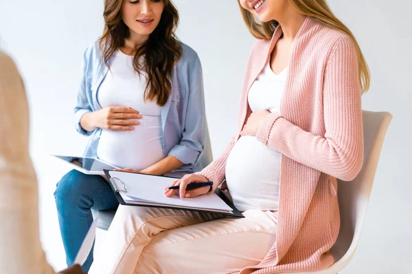 Mulheres Grávidas Felizes Escrevendo Prancheta Usando Tablet Digital Classe Pré — Fotografia de Stock